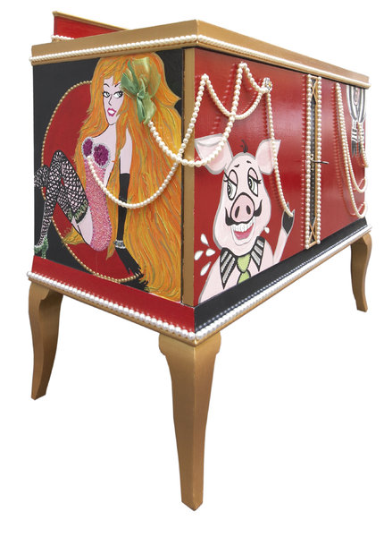 Wahrhaft individuelle Wohnkunst mit bemalten Möbeln: Kommode "Pigs 'n Pearls", mit Pin-Up, Perlen und Latexpolsterung lustvoll bemalt & ausgestaltet\\n\\n24.10.2014 16:27