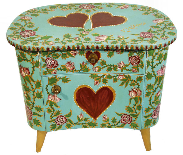 Wahrhaft individuelle Wohnkunst mit bemalten Möbeln: Bemalte 50-er Jahre-Kommode "Hearts 'n Roses"\\n\\n24.10.2014 16:19